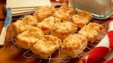Blätterteig-Streusel-Schnitten Rezept - Foto: LECKER @ Bauer Media Group