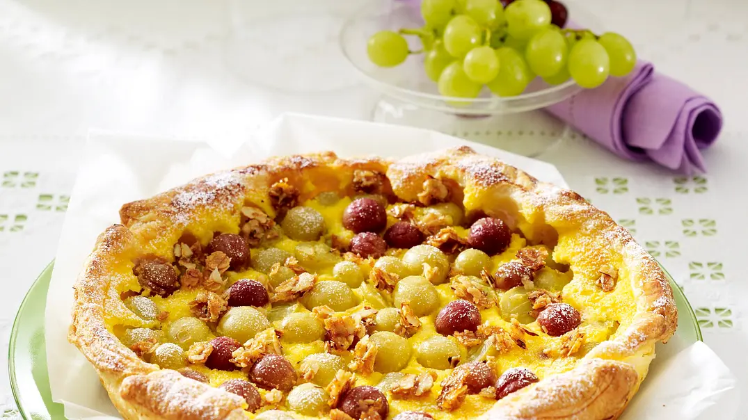Blätterteig-Tarte mit Weintrauben, Schmandguss und Haselnusskrokant Rezept - Foto: LECKER @ Bauer Media Group Blätterteig-Tarte mit Weintrauben, Schmandguss und Haselnusskrokant Rezept - Foto: LECKER @ Bauer Media Group