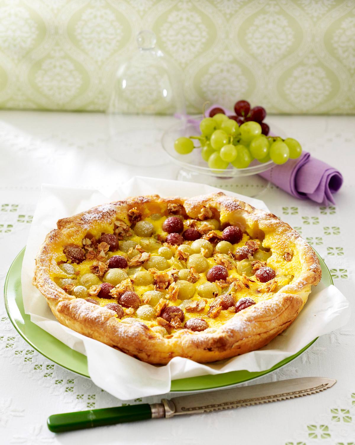 Blätterteig-Tarte mit Weintrauben, Schmandguss und Haselnusskrokant Rezept