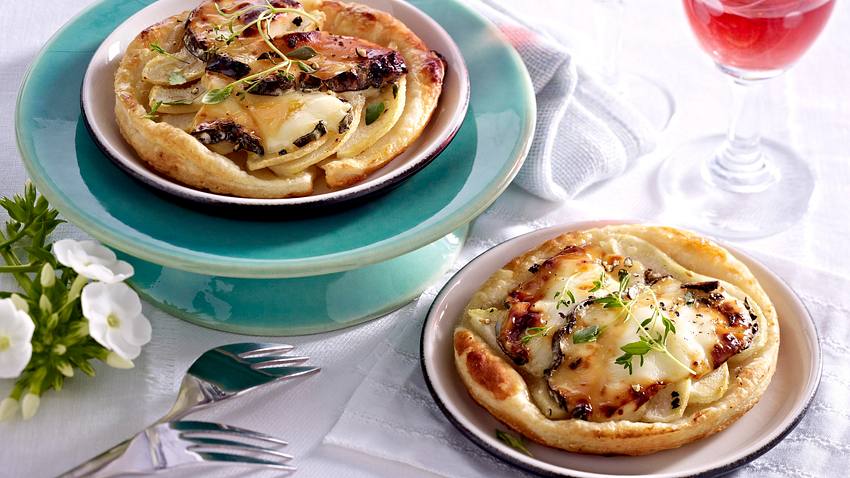 Blätterteig-Tarteletts mit Birne, Honig und Ziegenkäse Rezept - Foto: House of Food / Bauer Food Experts KG