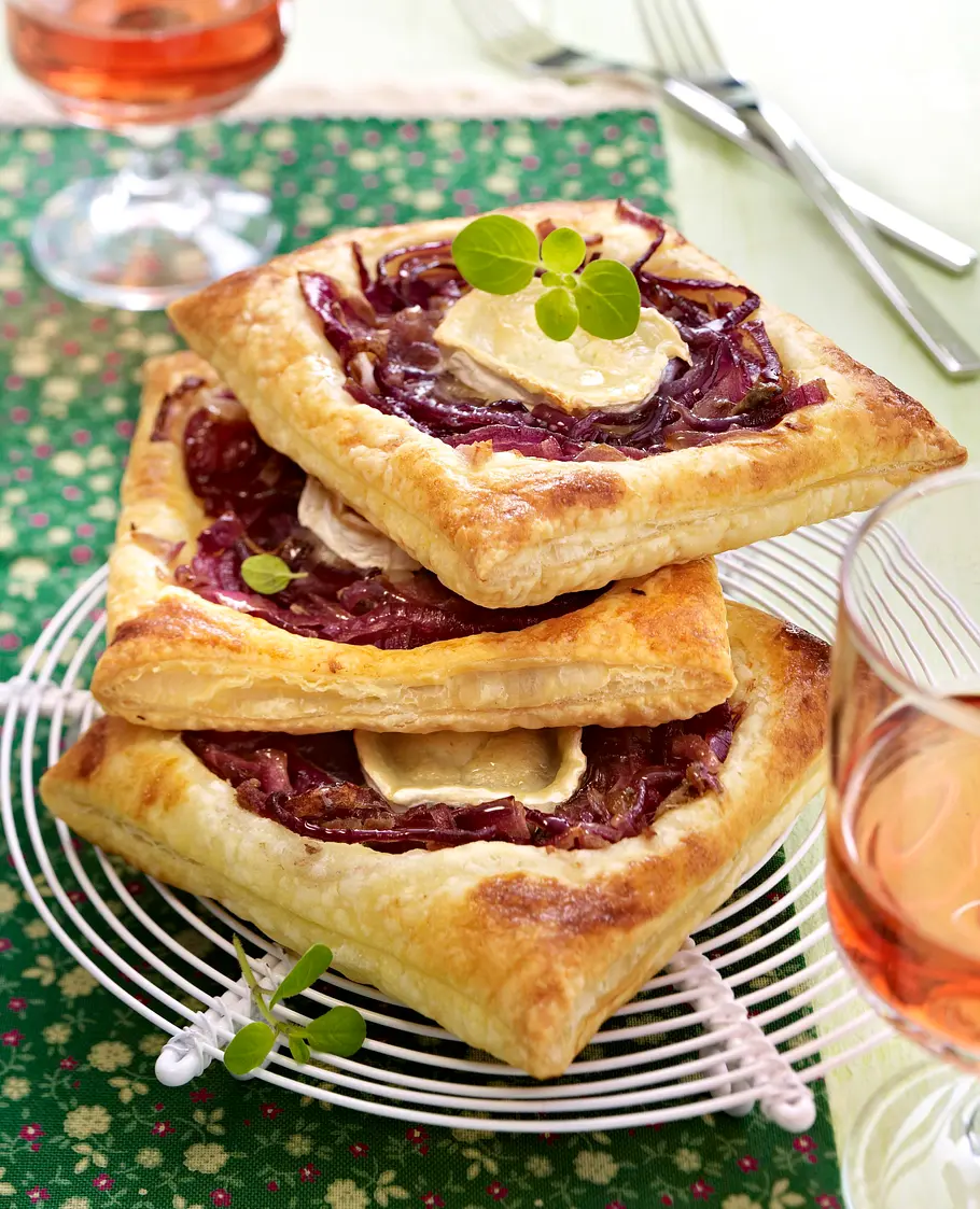 Blätterteig-Tartes mit roten Zwiebeln und Ziegenkäse Rezept Blätterteig-Tartes mit roten Zwiebeln und Ziegenkäse Rezept