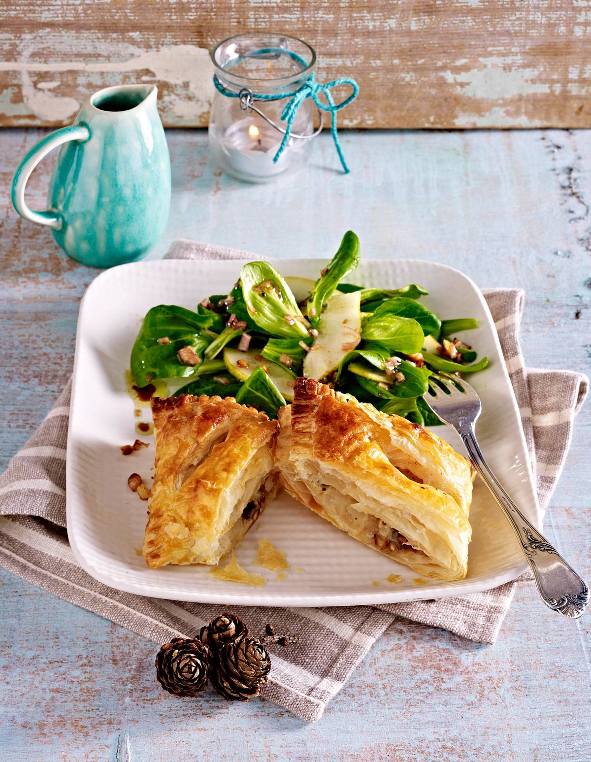 Blätterteig-Taschen mit Birnen-Gorgonzola-Füllung auf Feldsalat Rezept