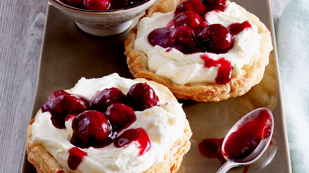 Blätterteig Törtchen mit Mascarponecreme und Kirsch-Kompott Rezept - Foto: LECKER @ Bauer Media Group Blätterteig Törtchen mit Mascarponecreme und Kirsch-Kompott Rezept - Foto: LECKER @ Bauer Media Group