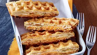 Blätterteig-Waffeln mit Räucherlachs Rezept - Foto: LECKER @ Bauer Media Group Blätterteig-Waffeln mit Räucherlachs Rezept - Foto: LECKER @ Bauer Media Group