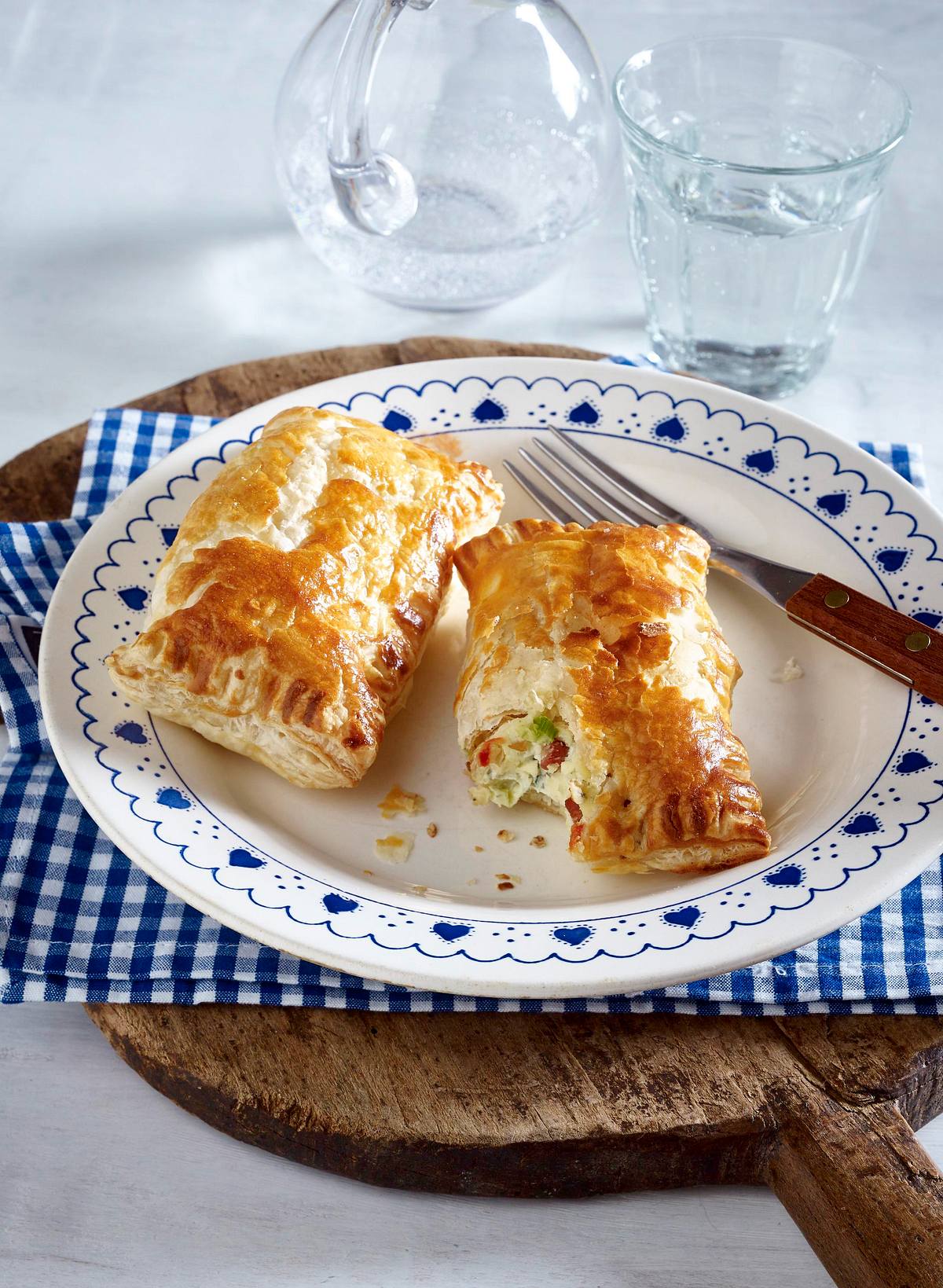 Blätterteigkissen mit Speck-Frischkäsefüllung Rezept