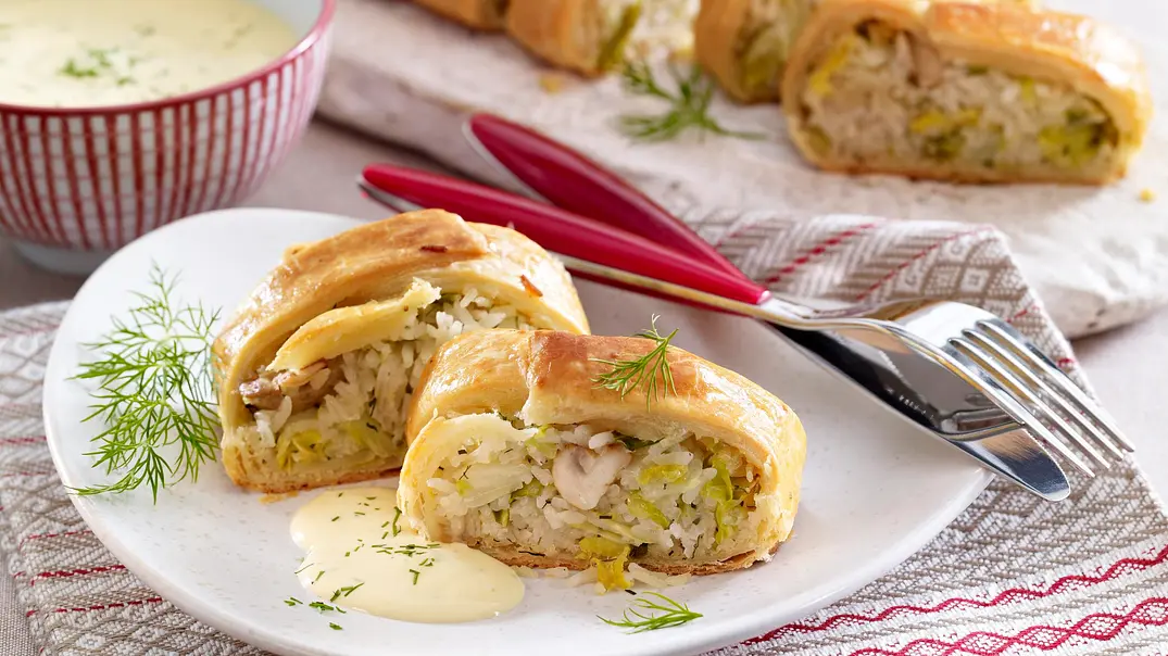 Blätterteigrolle mit Reis-Spitzkohlfüllung und Sauce Hollandaise Rezept - Foto: LECKER @ Bauer Media Group Blätterteigrolle mit Reis-Spitzkohlfüllung und Sauce Hollandaise Rezept - Foto: LECKER @ Bauer Media Group