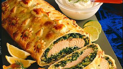 Blätterteigrolle mit Wirsing-Lachs-Füllung Rezept - Foto: House of Food / Bauer Food Experts KG