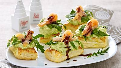 Blätterteigschnitten mit Avocado-Wasabi-Creme und Lachs Rezept - Foto: House of Food / Bauer Food Experts KG