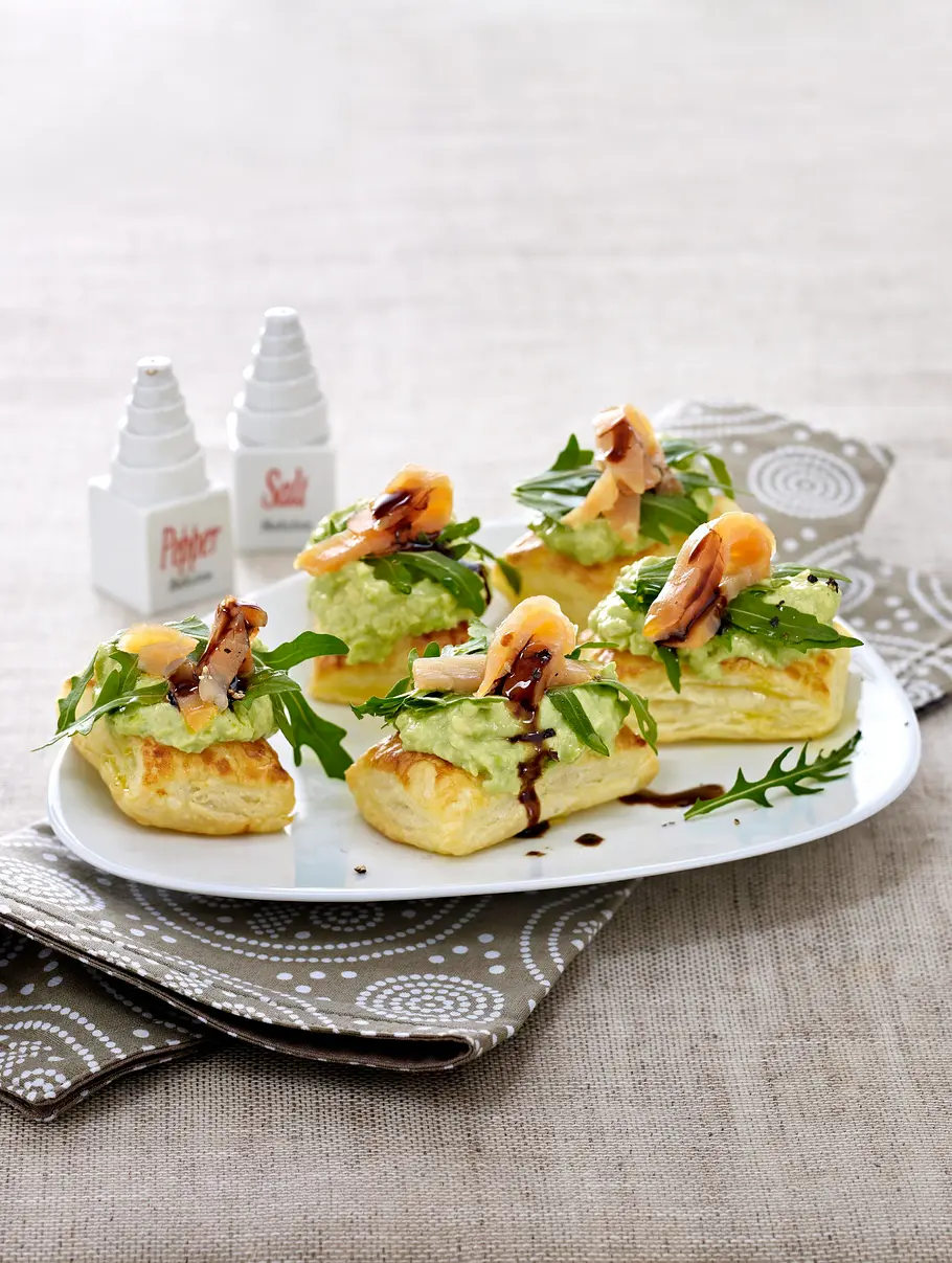 Blätterteigschnitten mit Avocado-Wasabi-Creme und Lachs Rezept
