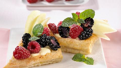 Blätterteigschnitten mit bunten Früchten und Quarkcreme (Rechtecke) Rezept - Foto: Maass