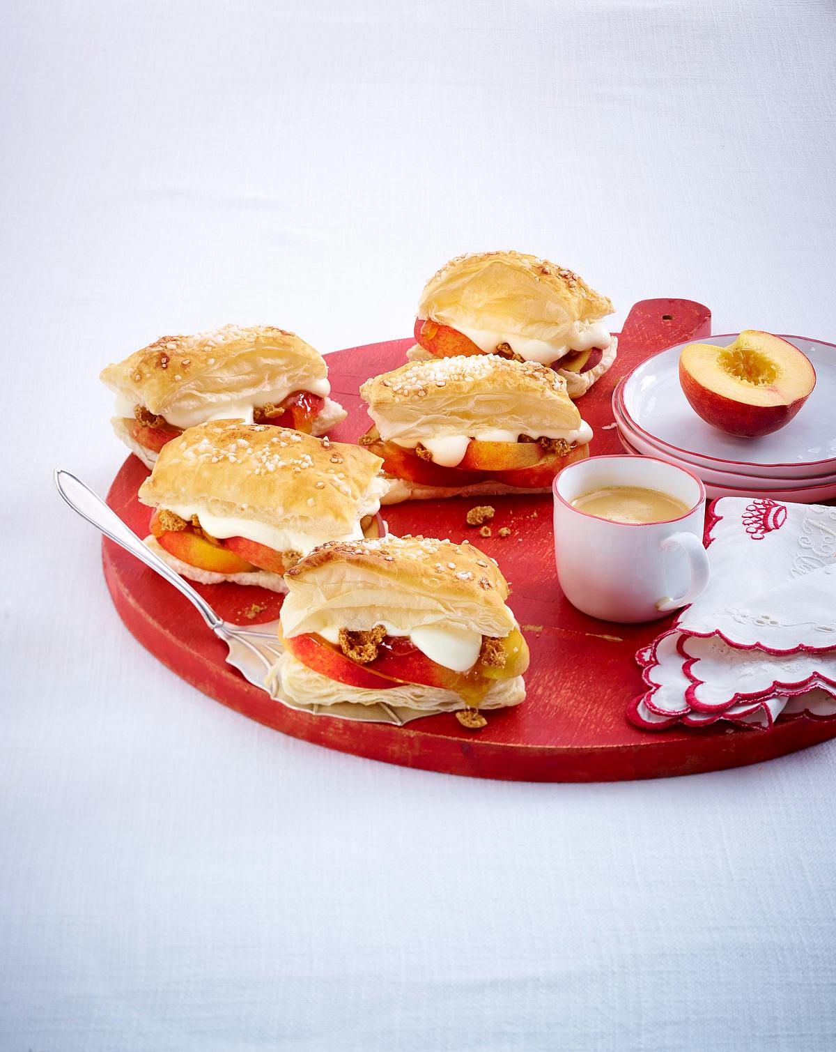 Blätterteigschnitten mit Pfirsichen und Creme fraiche-Sahne Rezept