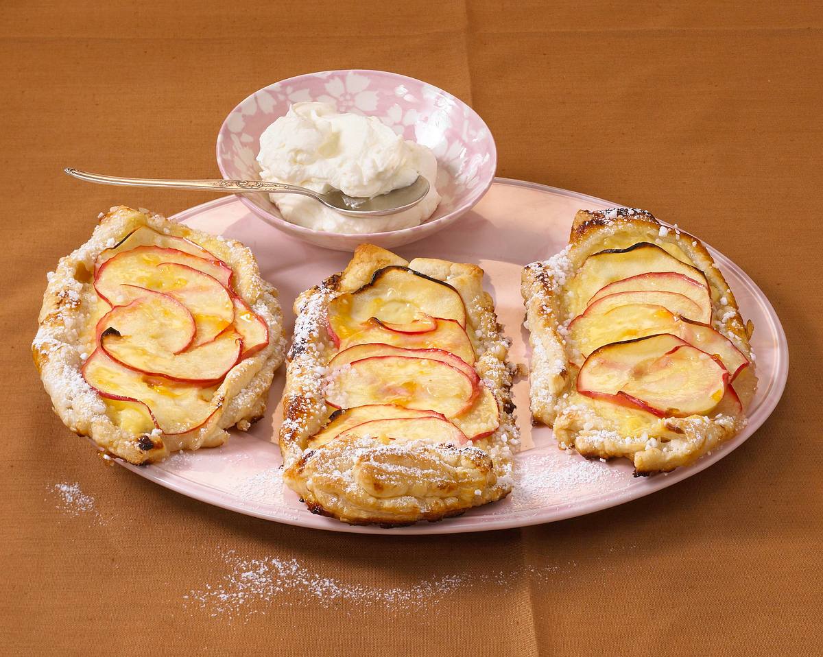 Blätterteigstreifen mit Apfelringen Rezept