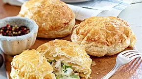 Blätterteigtaschen mit Hähnchen und Porree Rezept - Foto: LECKER @ Bauer Media Group Blätterteigtaschen mit Hähnchen und Porree Rezept - Foto: LECKER @ Bauer Media Group