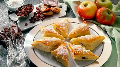 Blätterteigtaschen mit Rum-Rosinen Rezept - Foto: LECKER @ Bauer Media Group