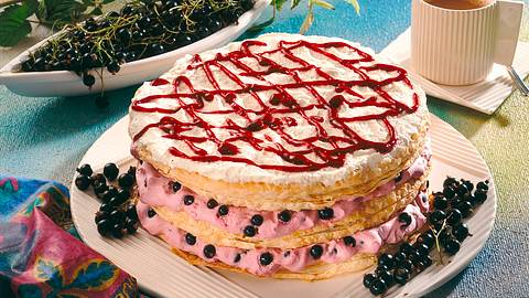 Blätterteigtorte mit schwarzen Johannisbeeren Rezept - Foto: Horn