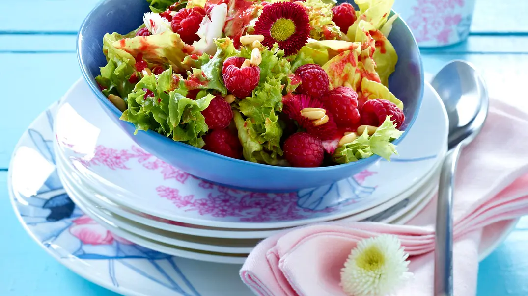 Blattsalat mit Beeren und Pinienkernen Rezept - Foto: LECKER @ Bauer Media Group Blattsalat mit Beeren und Pinienkernen Rezept - Foto: LECKER @ Bauer Media Group