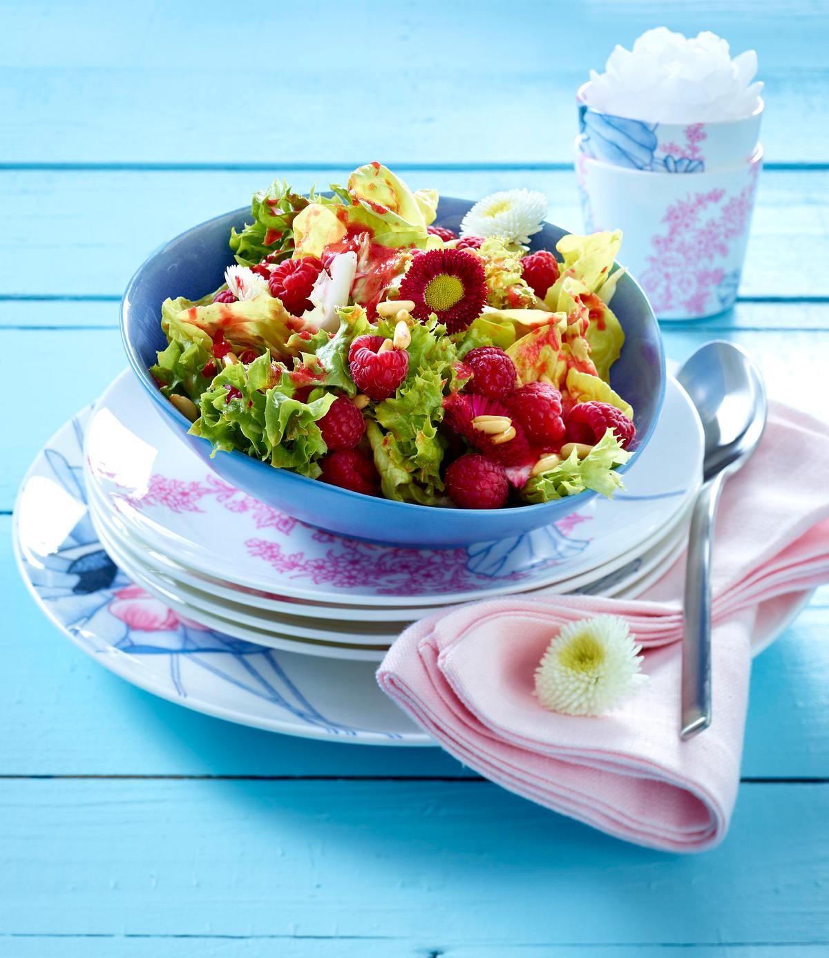 Blattsalat mit Beeren und Pinienkernen Rezept