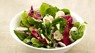 Blattsalat mit Champignons und Zitronendessing Rezept - Foto: LECKER @ Bauer Media Group Blattsalat mit Champignons und Zitronendessing Rezept - Foto: LECKER @ Bauer Media Group