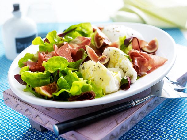 Blattsalat mit frischen Feigen, Büffelmozzarella & Bündner Fleisch Rezept Blattsalat mit frischen Feigen, Büffelmozzarella & Bündner Fleisch Rezept