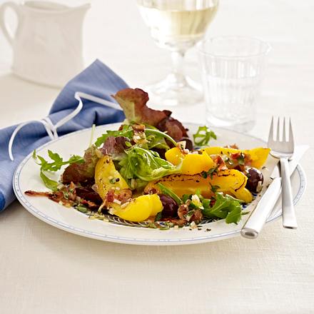 Blattsalat mit gerösteter Paprika und Speck-Vinaigrette Rezept Blattsalat mit gerösteter Paprika und Speck-Vinaigrette Rezept