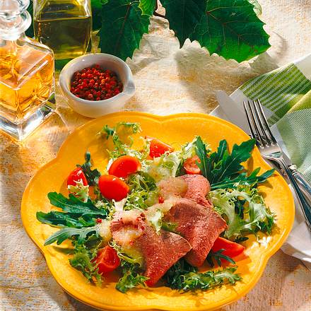 Blattsalat mit Lammfilet Rezept