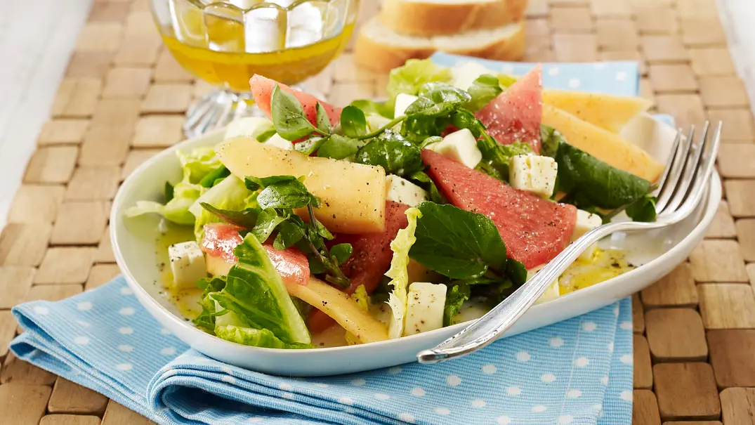 Blattsalat mit Melone, Schafskäse und Honig-Vinaigrette Rezept - Foto: LECKER @ Bauer Media Group