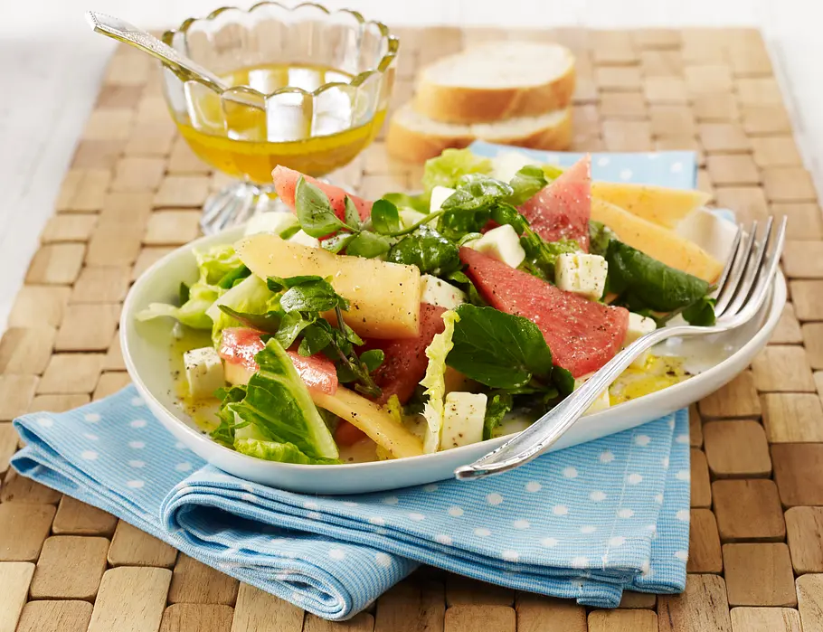 Blattsalat mit Melone, Schafskäse und Honig-Vinaigrette Rezept Blattsalat mit Melone, Schafskäse und Honig-Vinaigrette Rezept