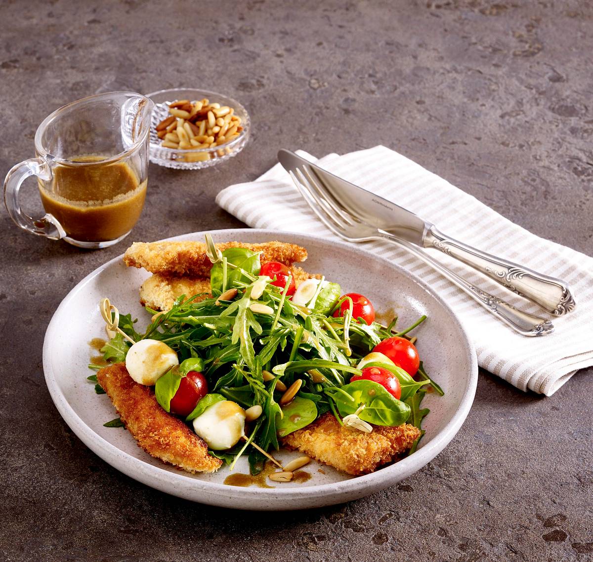 Blattsalat mit Putensticks und Tomate-Mozzarella-Spießen Rezept