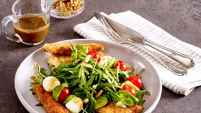 Blattsalat mit Putensticks und Tomate-Mozzarella-Spießen Rezept - Foto: LECKER @ Bauer Media Group
