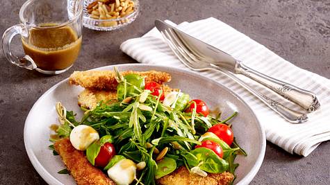 Blattsalat mit Putensticks und Tomate-Mozzarella-Spießen Rezept - Foto: House of Food / Bauer Food Experts KG