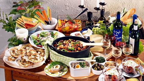 Blattsalat mit Trauben und Nüssen Rezept - Foto: House of Food / Bauer Food Experts KG