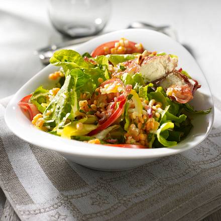 Blattsalat mit warmem Ziegenkäse, Linsen und Pinienkernen Rezept Blattsalat mit warmem Ziegenkäse, Linsen und Pinienkernen Rezept