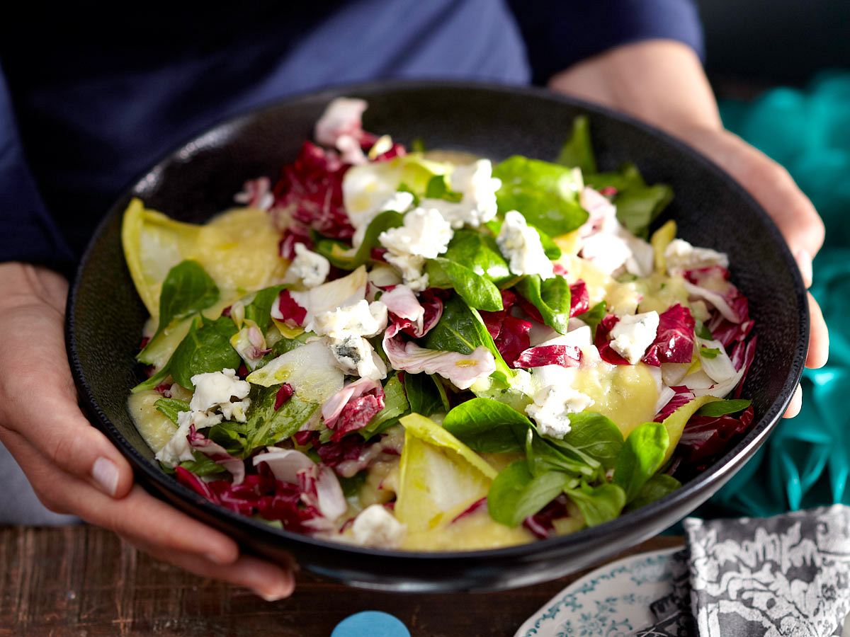 Chicorée-Salat mit Kartoffel-Senf-Dressing