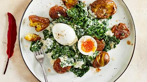 Blattspinat mit Quetschkartoffeln und wachsweichem Ei Rezept - Foto: House of Food / Bauer Food Experts KG