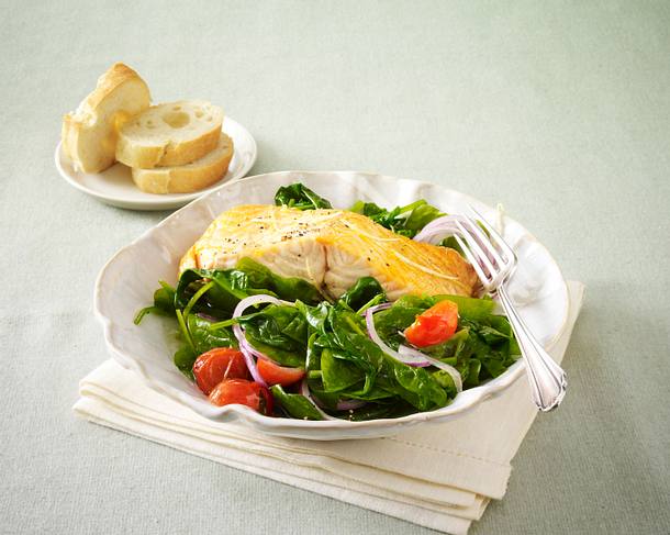 Blattspinat-Tomaten-Gemüse mit Lachsfilet Rezept Blattspinat-Tomaten-Gemüse mit Lachsfilet Rezept