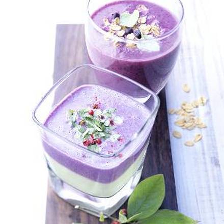 Blaubeer-Avocado-Smoothie (Glas vorne) Rezept Blaubeer-Avocado-Smoothie (Glas vorne) Rezept