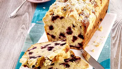 Blaubeer-Bananenkuchen mit Streuseln Rezept - Foto: LECKER @ Bauer Media Group