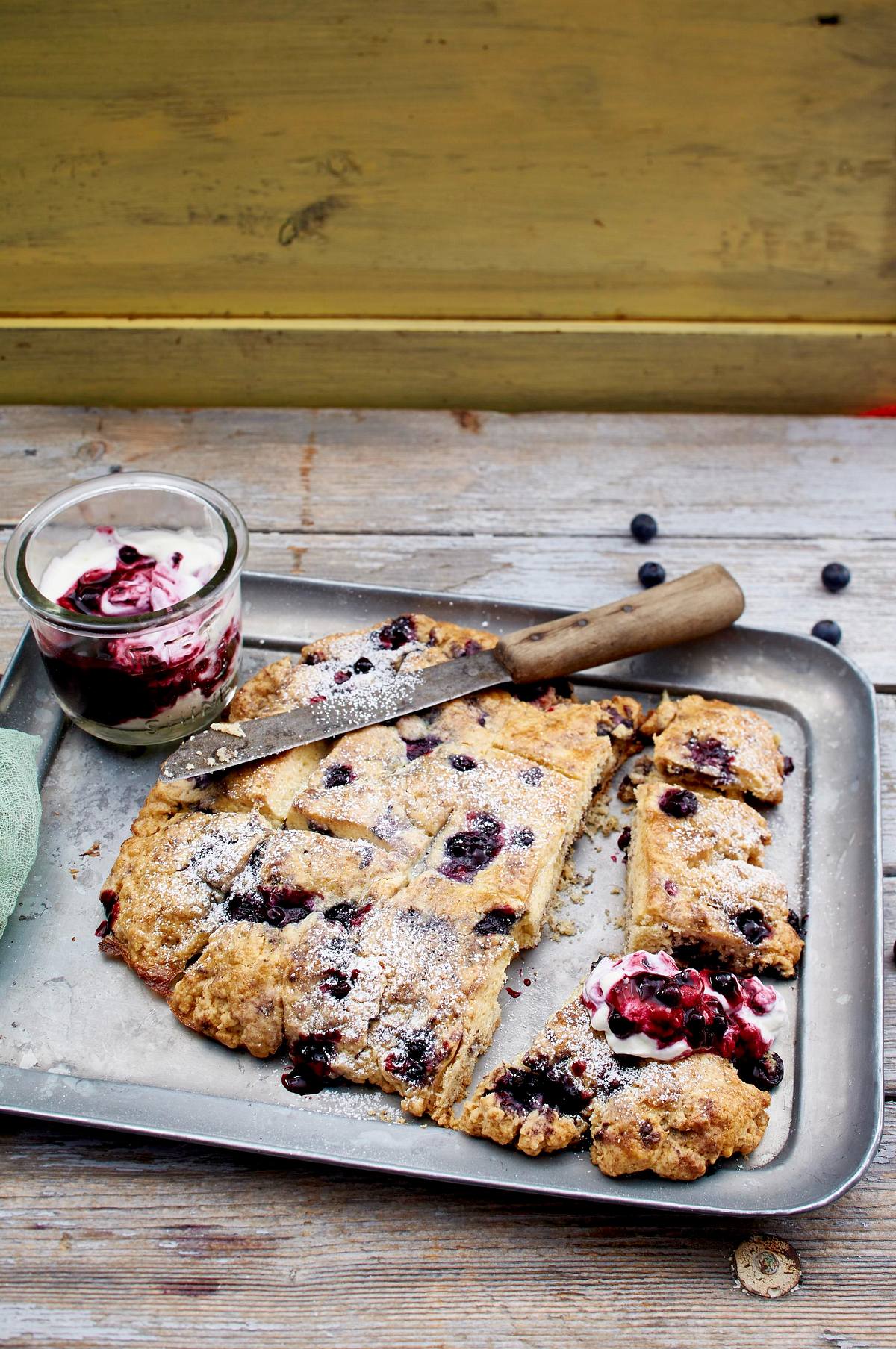 Blaubeer-Biscuits mit Kompott Rezept