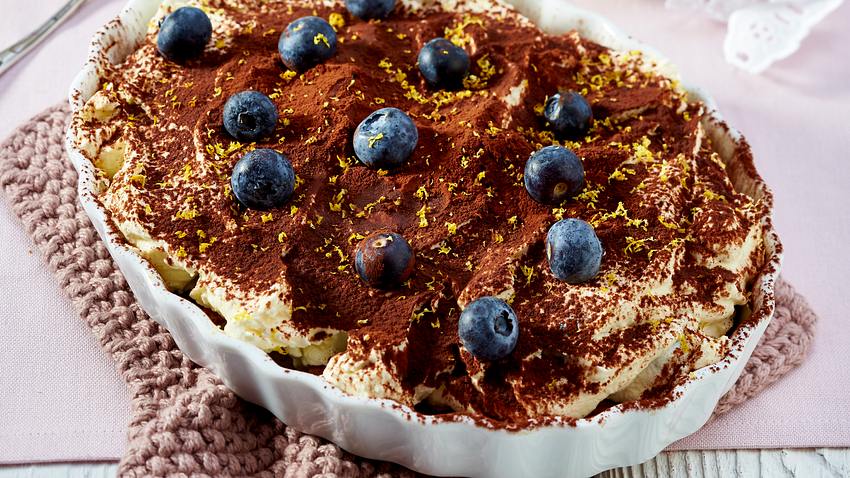 Blaubeer-Buttermilch-Tiramisu mit Cantuccini Rezept - Foto: House of Food / Bauer Food Experts KG