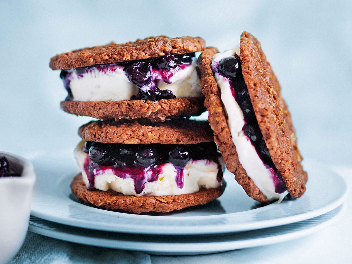 Blaubeer-Eiscreme-Sandwich