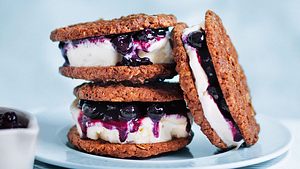 Blaubeer-Eiscreme-Sandwich - Foto: House of Food / Bauer Food Experts KG