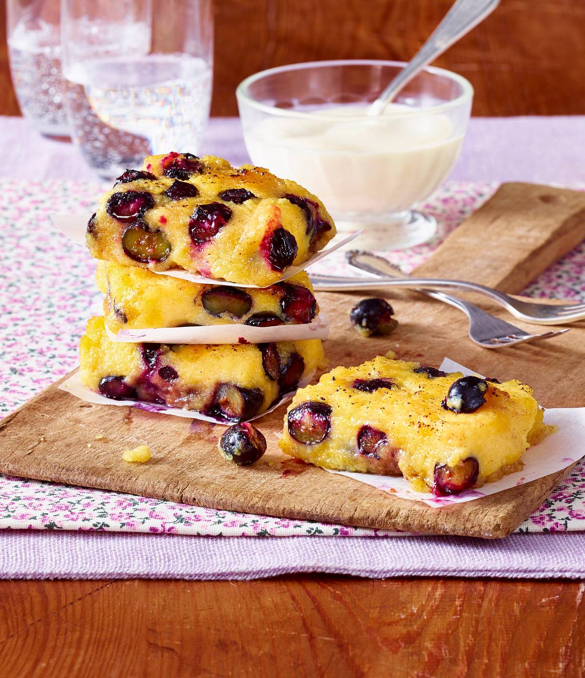 Blaubeer-Polentaschnitten mit Creme fraîche Rezept