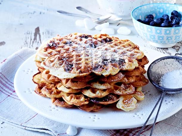 Blaubeer-Sahnewaffeln Rezept | LECKER