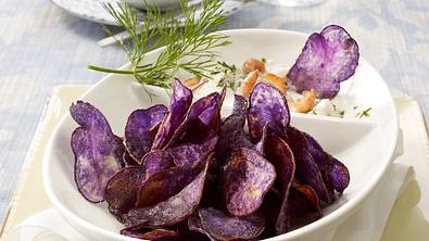 Blaue Kartoffelchips mit zweierlei Dips Rezept - Foto: LECKER @ Bauer Media Group