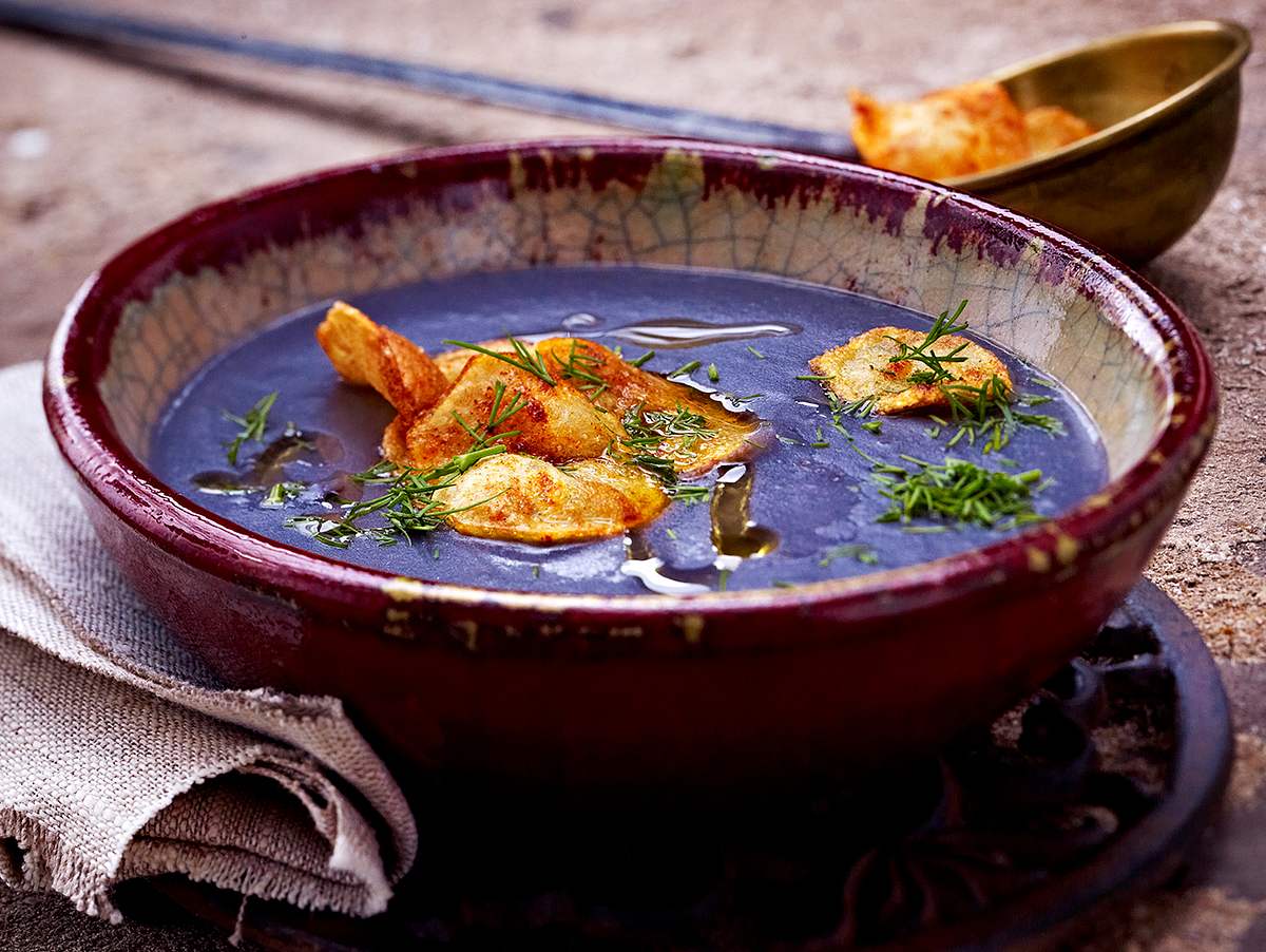 Blaue Kartoffelsuppe mit Dill und Kartoffelchips Rezept