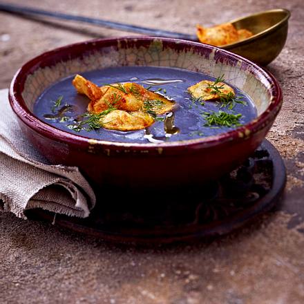 Blaue Kartoffelsuppe mit Dill und Kartoffelchips Rezept Blaue Kartoffelsuppe mit Dill und Kartoffelchips Rezept