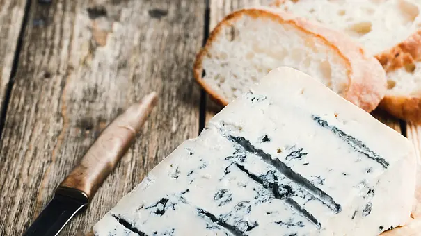 Käse schneiden - Foto: istetiana/Adobe Stock Käse schneiden - Foto: istetiana/Adobe Stock