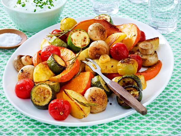 Blechgemüse mit Kräuter-Quarkcreme Rezept