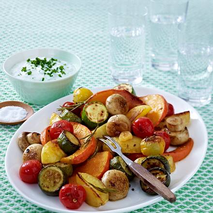 Blechgemüse mit Kräuter-Quarkcreme Rezept Blechgemüse mit Kräuter-Quarkcreme Rezept