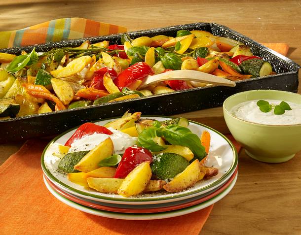 Blechkartoffeln mit Gemüse und Dip Rezept Blechkartoffeln mit Gemüse und Dip Rezept